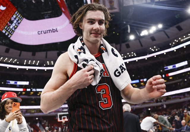 太阳鏖战深圳队，武切维奇状态火热