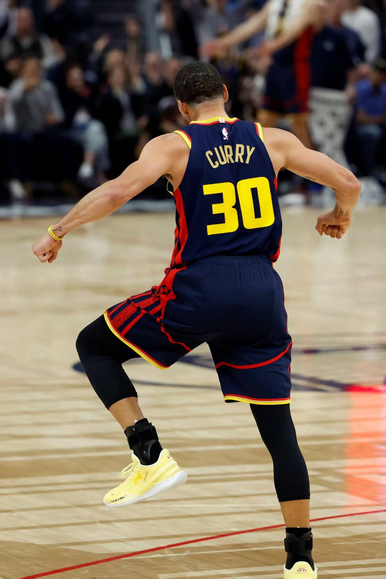 勇士力克山东队，霍勒迪带队取胜